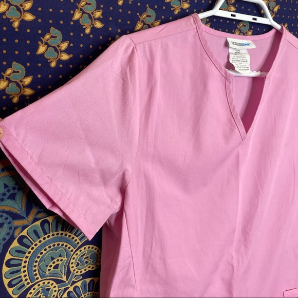 🦋5/20$🦋 bubble gum pink scrubs t-shirt - Picture 2 of 7